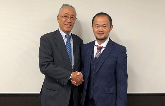 ルーチェサーチ株式会社 握手を交わす